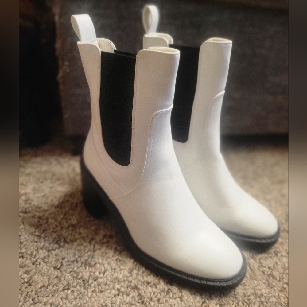 NEW Women's White and‎ Black Ankle Boots from Amazon Size 8